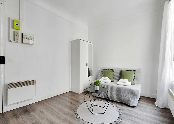 - 2p- Place De Clichy * פריז